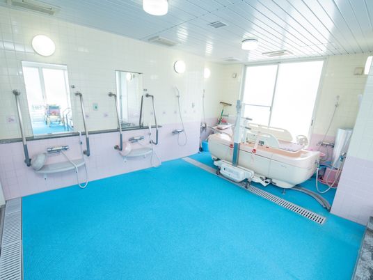 広々とした清潔な浴室