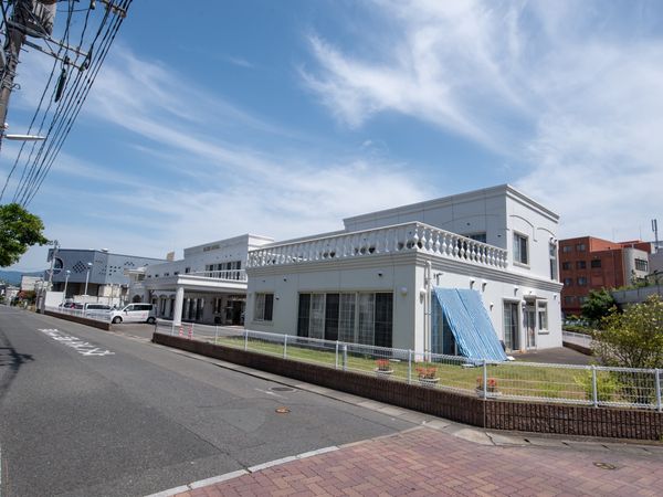 白亜の建物と青空