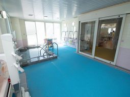 清潔な設備の浴室