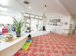 明るい花柄の床のロビー