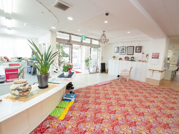 明るい花柄の床のロビー