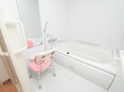 バリアフリー設計の浴室