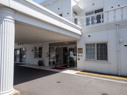 清潔な白い建物のエントランス