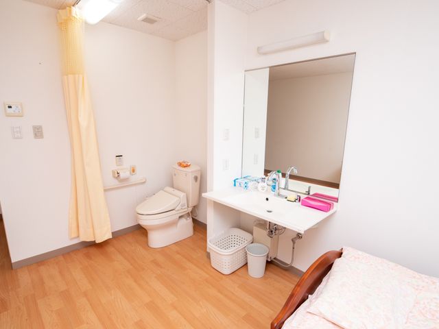 清潔な洗面台とトイレ 洗面台 利用者の安全と快適さに配慮し、すっきりと整えられた洗面コーナーです。手すりも完備で安心してご利用いただけます。