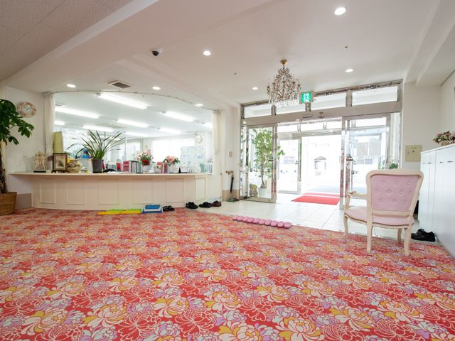 明るいフロントの風景 玄関 広々とした入り口付近には、柔らかな光が差し込む待合スペースがあります。心地よい環境でお待ちの間もゆったりとお過ごしいただけます。