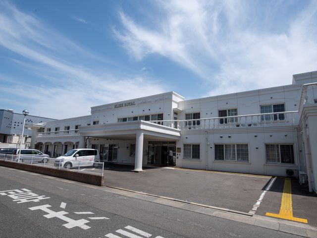 清潔感のある白い建物 駐車場 広々とした敷地に建つ清潔で明るい建物です。皆さんとともに地域に開かれた場を目指しています。