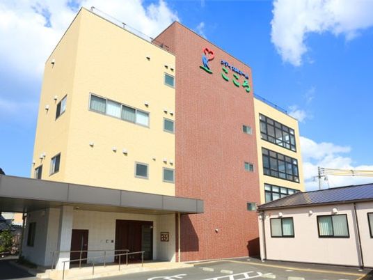 明るい建物外観  