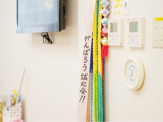 壁飾りのある廊下  
