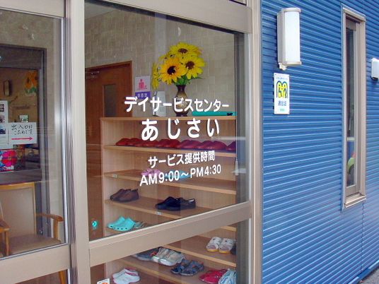 施設の明るいエントランス