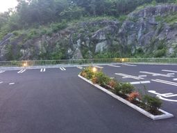 駐車場と自然の景観