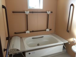 バリアフリー設計の浴室