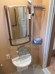 手すり付き洗面台の空間