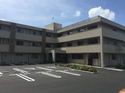 ゆったり駐車場のある建物