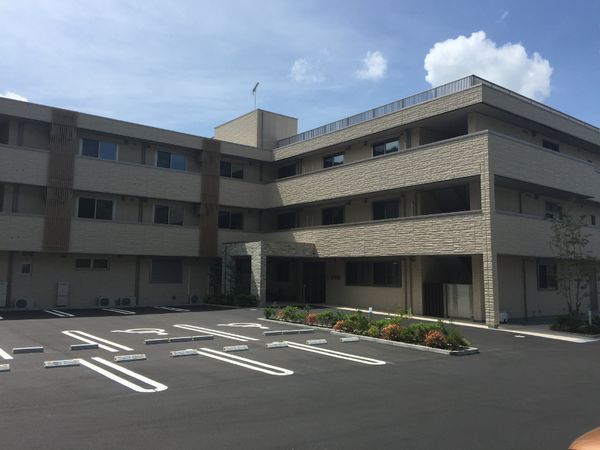 ゆったり駐車場のある建物