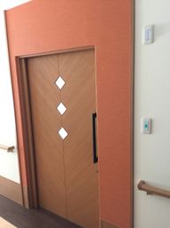 茶色の洋室のドア