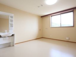 広々と明るい居室風景