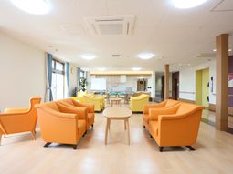 明るい待合室の空間