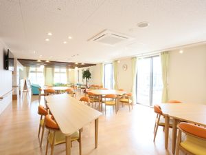 光沢のある広い食堂