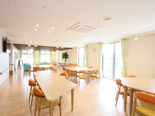 光沢のある広い食堂