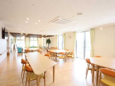 光沢のある広い食堂