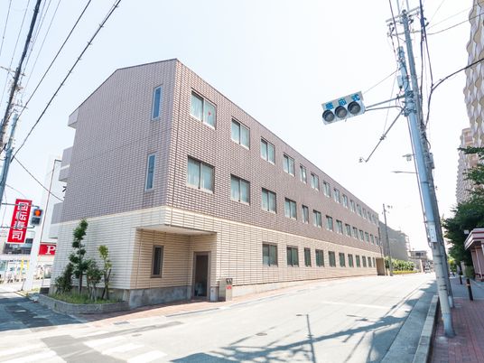現代的な建物の外観