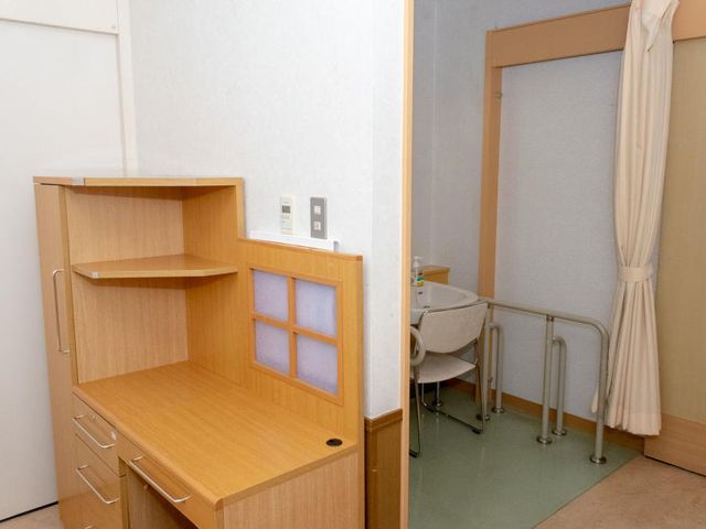 プライベート空間の居室 居室 シンプルで温かみのある内装の居室です。プライベートな時間をゆったり過ごせます。