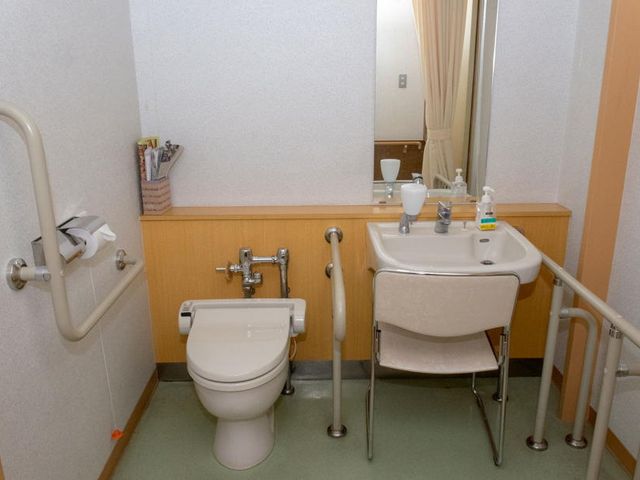 使いやすい洗面台 トイレ 手すりが設置された使いやすいトイレです。車椅子利用者も安心の設計となっております。