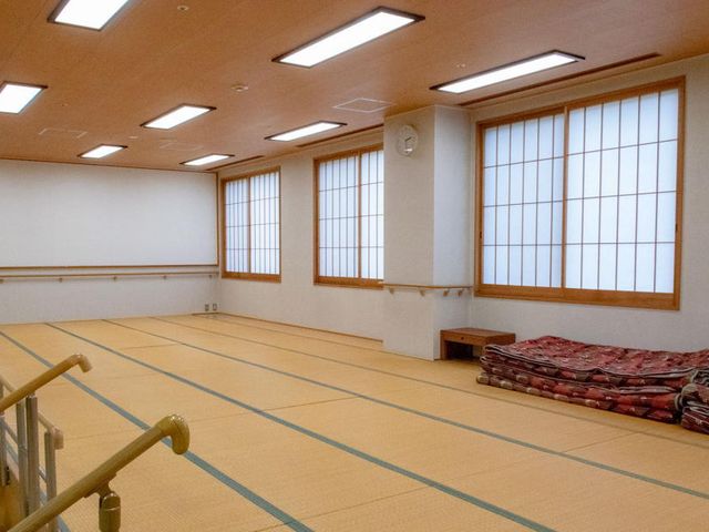 和室 和室 広々とした和室は自然光が差し込み、くつろぎの場を提供します。凛とした畳の上で落ち着けます。