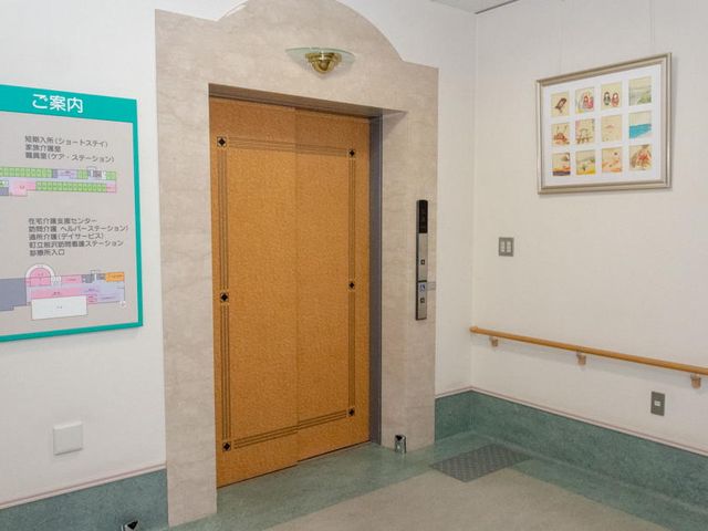 館内のエレベーター エレベーター エレベーターの周りには手すりがあり、安全に配慮されています。案内板も見やすく設置されています。