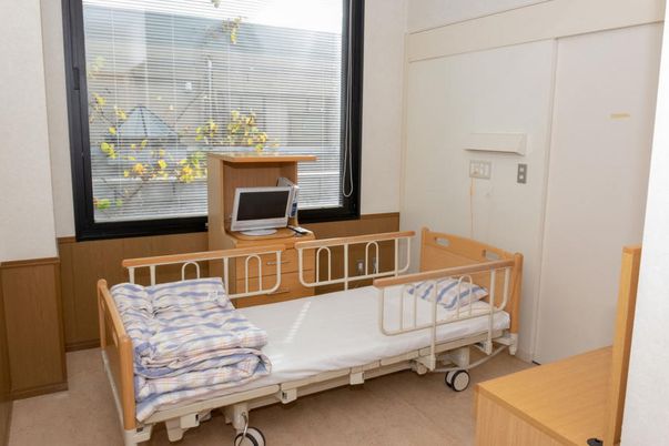 窓側にベッドのある居室
