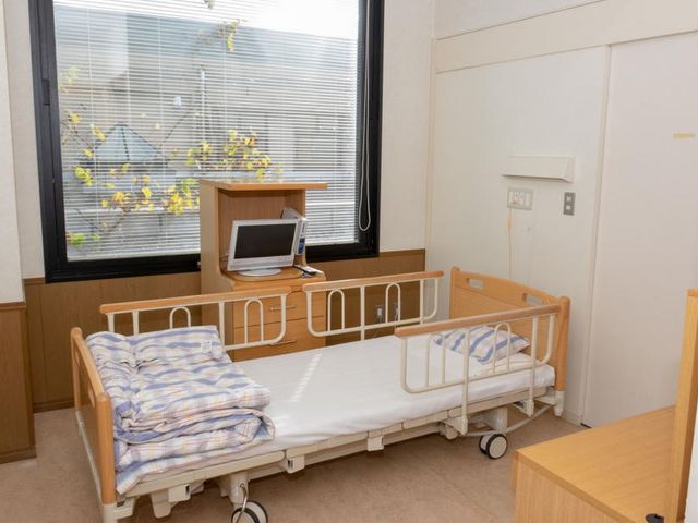 窓側にベッドのある居室 居室 窓から自然光を取り入れることができるスペースです。快適な眠りをサポートします。