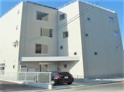 シンプルな建物の外観