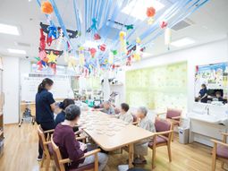 多彩な飾りつけの活動室