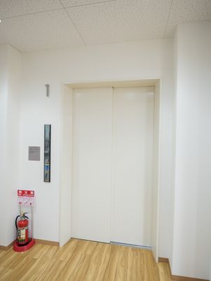 白い壁のエレベーター前