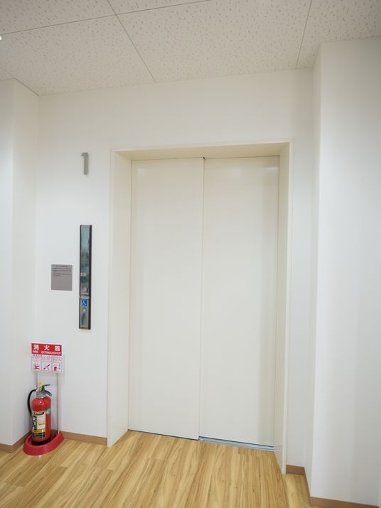 白い壁のエレベーター前