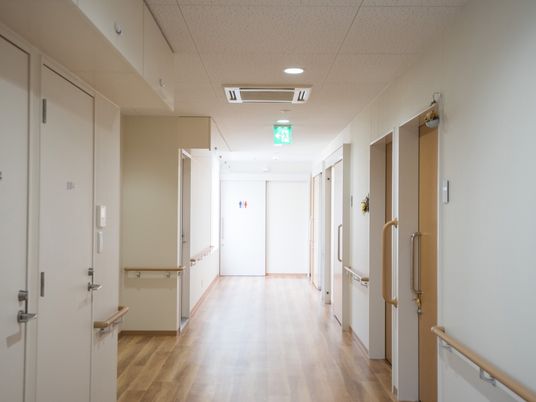明るく広々とした廊下