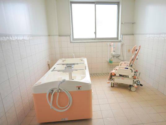 明るい設備の浴室