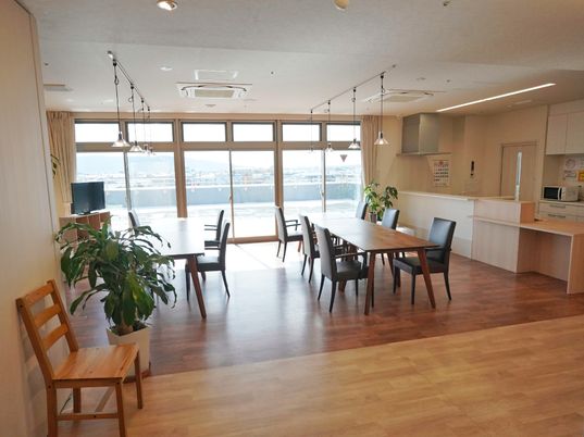 明るい共有ダイニングスペース