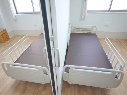 清潔な居室のベッド