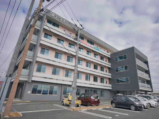 現代的な建物の外観