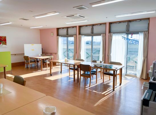 自然光差し込む食堂