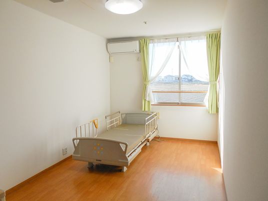 ベッドと窓の居室