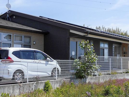 外観と駐車場  