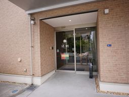 明るいエントランスの様子