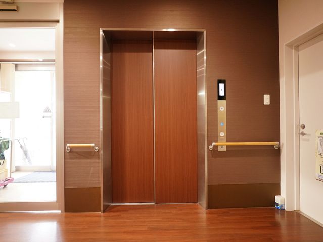 エレベーターの正面図