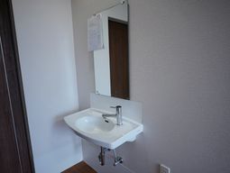 洗面台と鏡のある空間