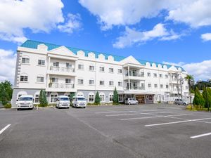 広々とした駐車場のある建物
