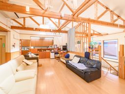 明るい共有リビングの様子