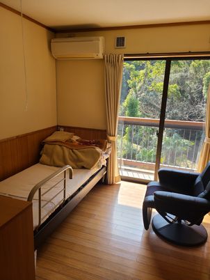 居室の窓とベッド