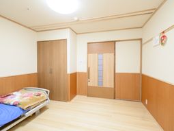 明るい居室の様子